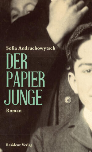 Stanislau um 1900: eine galizische Kleinstadt am Rande der Monarchie. Adelja und Stefa, „miteinander verflochten wie die Stämme zweier Bäume“, einander stützend, einander die Luft zum Atmen nehmend, wachsen gemeinsam auf. Als Adelja den Steinmetz Petro heiratet, wird aus der engen Verstrickung ein Dreieck, aus dem Stefa sich vergeblich zu befreien trachtet. Und als der Magier Torn mit seinem Zirkus die Stadt besucht, taucht plötzlich der engelsgleiche Junge Felix in Petros Werkstatt auf - ein kleiner Schlangenmensch, sprachlos, biegsam und brüchig wie Papier. „Der Papierjunge“ bietet mehr als ein dichtes, mit sinnlichen Eindrücken und Details gesättigtes Bild einer Epoche, es ist eine drängend erzählte Geschichte von Liebe und Verrat.