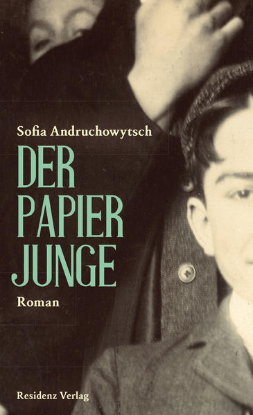 Stanislau um 1900: eine galizische Kleinstadt am Rande der Monarchie. Adelja und Stefa, „miteinander verflochten wie die Stämme zweier Bäume“, einander stützend, einander die Luft zum Atmen nehmend, wachsen gemeinsam auf. Als Adelja den Steinmetz Petro heiratet, wird aus der engen Verstrickung ein Dreieck, aus dem Stefa sich vergeblich zu befreien trachtet. Und als der Magier Torn mit seinem Zirkus die Stadt besucht, taucht plötzlich der engelsgleiche Junge Felix in Petros Werkstatt auf - ein kleiner Schlangenmensch, sprachlos, biegsam und brüchig wie Papier. „Der Papierjunge“ bietet mehr als ein dichtes, mit sinnlichen Eindrücken und Details gesättigtes Bild einer Epoche, es ist eine drängend erzählte Geschichte von Liebe und Verrat.