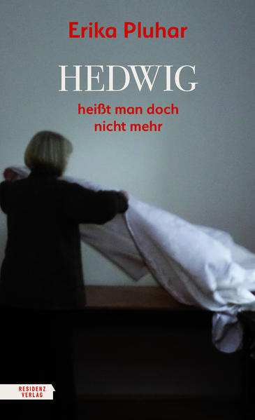 Mit 51 Jahren kehrt Hedwig Pflüger in die von ihrer Großmutter ererbte Wiener Wohnung zurück, nachdem sie diese Stadt und die alte Frau, bei der sie aufwuchs, einige Jahrzehnte gemieden hatte. Hedwig steht am Wendepunkt ihres Lebens und beginnt in der Stille des alten Wiener Wohnhauses, von Erinnerungen belagert, Vergangenes aufzuschreiben. Es wird zum Bericht vom Leben einer Frau, der nicht gelingen wollte, den genormten Forderungen ihrer Zeit zu genügen, die nach allem vergeblichen Bemühen immer wieder in Isolation und Einsamkeit geriet. Jetzt aber, während sie schreibend zurückblickt, erlernt Hedwig, Gegenwart anzunehmen und sich für neue Herausforderungen zu öffnen.