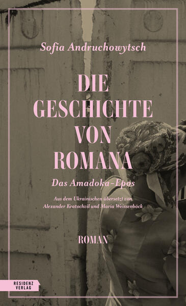 Romana ist eine Frau, die Geschichten zusammensetzt und Erinnerungen sammelt: eine Archivarin. Sie glaubt, in einem namenlosen Soldaten, der 2014 schwerverletzt aus dem Krieg im Donbass zurückkehrt, ihren verschollenen Ehemann Bogdan zu erkennen: Der Mann ist zu verstümmelt, um identifiziert zu werden, und zu traumatisiert, um sich zu erinnern. Romana versucht, Bogdan erzählend Gedächtnis und Identität zurückzugeben. Einst hat er ihr einen geheimnisvollen Koffer mit Fotos und Dokumenten übergeben. Dieser Koffer wird zum Ausgangspunkt einer Suche nach der gemeinsamen Vergangenheit. Vielleicht ist Romana aber nur eine unzuverlässige Erzählerin, die einem fremden Soldaten eine Biografie anbietet…