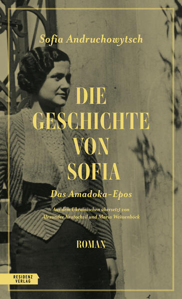 Unter dem Stalinismus wurde die „Sowjetukraine“ nicht nur Opfer einer mörderischen Hungersnot, auch die Intelligentsia und das blühende literarische Leben der 1920er wurden gnadenlos vernichtet. Im Zentrum der intellektuellen Zirkel von Kiew stehen der Dichter Mykola Zerow und seine schöne Frau Sofia. Als Zerow 1934 verhaftet und 1937 von Stalins Schergen erschossen wird, spielt Sofias Geliebter, der mysteriöse Autor, Wissenschaftler und sowjetisch-deutsche Doppelagent Wiktor Petrow eine zwielichtige Rolle. In der „Geschichte von Sofia“, dem letzten Band von „Amadoka“, enthüllt sich endlich Bogdans wahre Identität - die eng mit seiner Heimatstadt Mariupol, der Geschichte des Agenten Petrow und dem Massaker von Babyn Jar verknüpft ist.