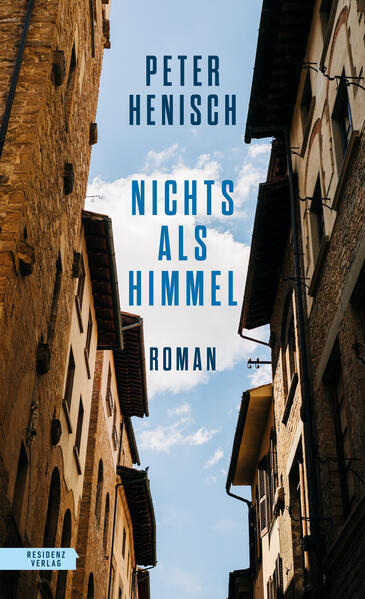 Mit „Nichts als Himmel“ kehrt Peter Henisch an seinen Sehnsuchtsort San Vito zurück, in die versteckte Wohnung unter den Dächern der italienischen Kleinstadt. Für den Musiker Paul Spielmann, der vor Pandemie und Lebenskrise aus Wien flüchtet, wird sie zum Refugium. Abends auf seiner Terrasse kommt Paul zur Ruhe, er beginnt Wolkenmetamorphosen und Vogelschwarmflüge zu fotografieren, bis plötzlich ein Mann über die Dächer kommt, einer der Clandestini, der Flüchtlinge aus Afrika, gegen die die rechte Hetze in Italien immer lauter wird. „Gimme shelter“, fleht der Mann, und Paul nimmt ihn auf und hilft ihm. Und schon wird er hineingezogen in einen Strudel aus zwiespältigen Gefühlen, politischer Stimmungsmache - und in die wachsende Freundschaft mit Abdallah …