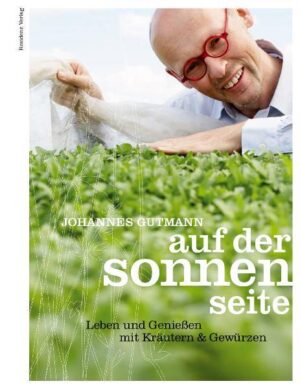 KRÄUTER SIND EIN SINNES-ERLEBNIS. Ob frisch oder getrocknet, sie gehören in jede Küche, jeden Tee und zu jedem Heilverfahren. Dass Kräuter auch Freude und Spaß verbreiten, beweist Johannes Gutmann seit 20 Jahren. Als junger Mann hat er begonnen, aus Kräutern Gute-Laune-Tee zu machen, zog als „One-Man-Show“ auf Messen und Märkte und erfand die Firma „Sonnentor“. Er hat sich für die Sonnenseite des Lebens entschieden. Und weil dazu vor allem das Genießen gehört, macht er uns nun auch in Buchform mit seinen Schätzen vertraut: Sie bekommen einen fundierten Überblick über Kräuter und Gewürze, ihre Herkunft und Heilwirkungen abseits von trockenem Fachwissen. Sein kulinarisches Know-how regt zum Experimentieren an. Originelle, raffinierte Rezepte und eine feine Teekunde bringen völlig neue Geschmacksrichtungen in Ihre Küche. Ausführliche Beiträge zur Geschichte der Gewürze und über bedeutende Kräuterkundige machen das Buch zu einer anregenden Lektüre. Wenn Sie die praktischen Kräutertipps aus der Volksmedizin lesen, wissen Sie, warum dieses Buch unbedingt ins Küchenregal gehört. Stimmungsvollen Bilder und die Geschichte eines sehr persönlichen Lebensweges runden den Kräuterspaziergang ab.