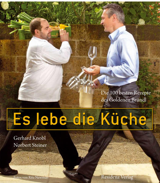 Das Goldene Bründl ist Insidern nicht nur als idyllisches Ausflugsziel bekannt, sondern hat sich vor allem als Pilgerstätte für Feinschmecker aus Wien und Umgebung etabliert. 2008 wurden Gerhard Knobl und Norbert Steiner mit der Auszeichnung "Top-Wirt-Sieger" des Jahres von der NÖ Wirtshauskultur gewürdigt. In ihrem Kochbuch geben Wirt und Koch Kostproben ihrer traditionellen Küche mit dem besonderen Pfiff. Küchenchef Steiner versteht es mühelos, die MItte zwischen schmackhafter Bodenständigkeit und fantasieboller Verfeinerung zu finden. Als Auftakt empfiehlt er neben Klassischem wie Leberparfait oder Tafelspitzsulz eine Garnele im Aperolschaum oder ein Rote-Rüben-Tartar mit geräuchertem Heilbutt und köstlichen Suppen. Dem Ort verbunden bietet das Goldene Bründl raffinierte Fischideen (wie Karpfenfilet mit Lebkuchenblatt) und pflegt die klassische Küche- vom Kaninchenschlögel über den knusprigen Schweinsschopf hin zum Kalbsrückenbraten mit Löwenzahnsauce. Die über 100 verführerisch bebilderten Rezepte werden von einem grandiosen Dessertreigen etwa geeiste Germknödel der Basilikummousse abgerundet. Lassen Sie diese Küche zu Hause hochleben!