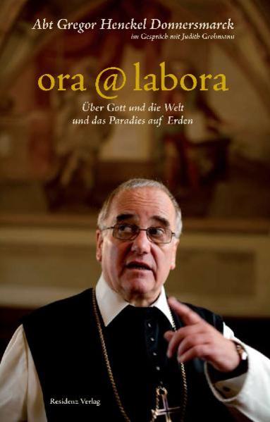 Ist Gott der bessere Manager? Der Abt der „singenden Mönche“ gibt Antworten auf die Fragen, die uns bewegen Im Kloster wird die einfache Grundregel des heiligen Benedikt befolgt: „Bete und arbeite“. Sind Mönche deshalb glücklicher? Ist der Abt nicht auch als Krisenmanager gefordert? Abt Gregor Henckel Donnersmarck, der vor seiner Berufung Karriere in der Wirtschaft machte, berichtet, wie er und seine Gemeinschaft in Stift Heiligenkreuz mit Problemen, die das tägliche Leben aufwirft, umgehen. Und warum das Gebet der Mönche auf der CD „Chant-Music for Paradise“ über eine Million Mal weltweit verkauft wurde. Ausgehend von den drei göttlichen Tugenden Glaube, Hoffnung, Liebe, untermauert von den vier Kardinaltugenden Tapferkeit, Klugheit, Maß, Gerechtigkeit, macht Abt Gregor vor dem Hintergrund seiner eigenen Erfahrung deutlich, weshalb Religion, Spiritualität und Werte gerade in Zeiten der Krise Kraftquellen sind.