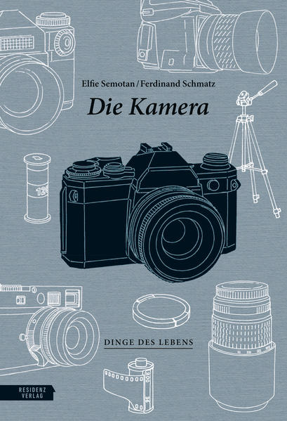 Die legendäre Fotografin Elfie Semotan hat durch ihren präzisen künstlerischen Blick internationalen Ruhm erlangt. Ihre Arbeiten haben die Kunst-, Mode- und Werbefotografie ihrer Zeit geprägt, die herrschende Ästhetik verwandelt und damit Generationen beeinflusst. Die Kamera ist jener Gegenstand, der Elfie Semotan über die Jahrzehnte nicht nur begleitet, sondern ihr Leben mitbestimmt hat. Anhand von Fotoapparaten aus unterschiedlichen Dekaden sinniert Semotan mit dem Schriftsteller Ferdinand Schmatz über den Gegenstand und seine Geschichte nach. Sie erzählt, wie ihr spezifischer Blick durch das Objektiv das Sehen auf die Welt verändert. Der persönliche Dialog zwischen Autor und Fotografin eröffnet die neue Reihe „Dinge des Lebens“.