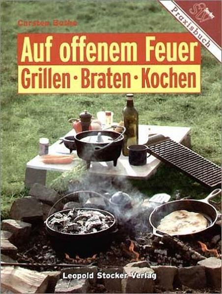 Kochen am Feuer ist seit Jahrtausenden eine faszinierende Angelegenheit. Gerade für den heutigen Menschen verbinden sich mit dem Geruch des Rauches und der knisternden Hitze der Glut tiefverwurzelte Sehnsüchte