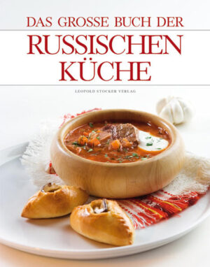 „Das große Buch der russischen Küche“ gibt Einblick in die kulinarische Vielfalt Russlands und lädt zum Nachkochen ein. Blini mit Kaviar kennt man, und Wodka ist in unzähligen Kombinationen von Orangensaft bis Red Bull ohnehin Kult. Aber sonst? Borschtsch vielleicht noch - darüber hinaus ist die russische Küche hierzulande allerdings eher ein unbeschriebenes Blatt. Völlig zu Unrecht, wie dieses Buch beweist. Denn die russische Küche wartet mit einer ungeheuren Vielfalt auf. Beginnend bei den Suppen, wo mit Schtschi eine Krautsuppe in vielen Varianten zur Verfügung steht oder die Soljanka mit viel Fleisch locker auch als Hauptgericht durchgehen würde … Groß ist die Vielfalt an kalten Vorspeisen in der russischen Küche, auch bei uns bekannt sind warme Gerichte wie Pelmeni (die russischen Ravioli), Blini (die russischen Pfannkuchen) und Piroggen (pikant oder süß gefüllter Kuchen). Krönung eines Menüs ist auch in Russland die Hauptspeise: bei Zwiebelkarpfen, Lachs in Kaviarsauce, Schweinsbraten mit Nelken und Dörrpflaumen oder bodenständigen Spezialitäten, wie die berühmten „Galupzi“ (Kohlrouladen), läuft einem das Wasser genauso im Munde zusammen wie bei den verschiedenen gefüllten Fleisch- und Gemüsespezialitäten. Bleiben die Desserts - die große Auswahl an Süßem stellt sicherlich jede Naschkatze zufrieden. Altslawische Honigkekse, traditionelles Festgebäck und eine Vielfalt von Torten, Kuchen und „beerigen“ Köstlichkeiten lassen sich versuchen …