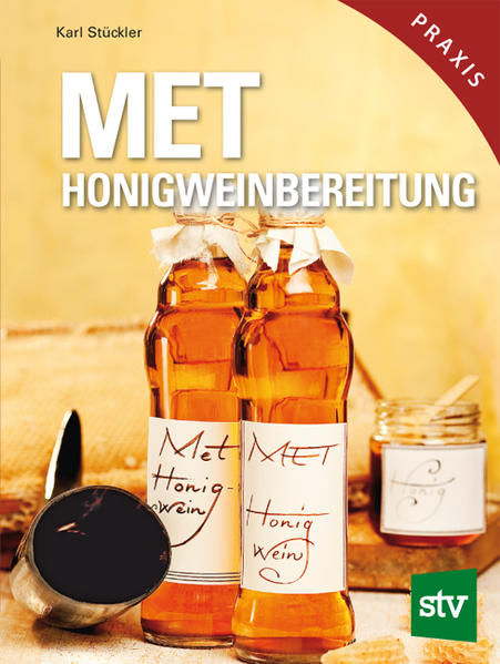 Man kennt ihn aus der Geschichte der Germanen und von Erzählungen aus dem Mittelalter: Met, den legendären Honigwein. So sagenumwoben die Geschichte des Mets auch ist - vergangenen Kulturen galt er als Getränk der Götter -, so gut eignet sich Met zur Produktion daheim. Im Buch „Met. Honigweinbereitung - Leicht gemacht!“ erklärt Autor Karl Stückler, Leiter der Niederösterreichischen Imkerschule und damit ausgewiesener Experte rund um den Honig, alle Schritte von der Ausgangsbasis bis zum fertigen Produkt. Dank zahlreicher Abbildungen und Skizzen gelingt auch Einsteigern die Erzeugung ihres ersten Mets. Profis hingegen profitieren von den nützlichen Hinweisen zur Auswahl des geeigneten Honigs, von Informationen über die gesetzlichen Bestimmungen, von der Erklärung, welche Fehler bei der Met-Produktion passieren können, und von exakten Beschreibungen der für das Gelingen wesentlichen Vorgänge, wie Gärführung, Restsüßeeinstellung, Klärung des Mets vor dem Abfüllen und letztlich eine stabile Flaschenfüllung. Zwanzig Jahre Erfahrung in der Herstellung von Honigwein kann Stückler aufweisen - daran kommt niemand vorbei, der Met nicht nur trinken will …