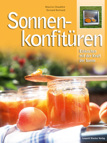 Die Hochzeit von Sommersonne mit gartenfrischen Früchten und ganz wenig oder gar keinen Zucker ergibt Konfitüren von einzigartigem Geschmack. Dieses Buch leitet nicht nur zum (einfachen) Bau eines Sonnenkochers an, sondern bringt auch eine Vielzahl neuer Rezeptideen für Naturmarmeladen. Ein Sonnenofen ist nichts anderes als eine Kochkiste mit verglastem Deckel, die unschwer selbst hergestellt werden kann. Eine Bauanleitung mit Schritt-für-Schritt-Fotos zeigt, wie es geht. In einem solchen Sonnenkocher können nicht nur Marmeladen und Konfitüren erzeugt und Früchte gedörrt werden, auch richtiges Kochen von Kartoffeln, Gemüse, Fleisch, Fisch, von Eintöpfen und Schmorgerichten aller Art, ja sogar das Backen von Brot ist möglich! Die Rezepte in diesem Buch widmen sich aber vor allem der Herstellung von Sonnenmarmeladen, die auch in unseren Landen an sonnigen Sommertagen binnen weniger Stunden ohne Fremdenergie einzukochen sind - und ganz besondere Geschmackserlebnisse bieten. Nicht nur die klassischen Konfitüren aus den verschiedenen Obst- und Wildobstarten, auch solche aus Gemüse wie Kürbis, Aubergine und Tomate umfasst der Rezeptteil, wobei der Autor zeigt, daß sich bei solchen Sonnenkonfitüren die Zugabe von Zucker auf ein Minimum reduzieren lässt. Ganz besondere Rezeptideen runden das Buch ab, etwa für Konfitüre aus Löwenzahnblüten, aus Honig und Engelwurz, aus Milch und Vanillezucker oder aus Kirchen und Rosenblüten.