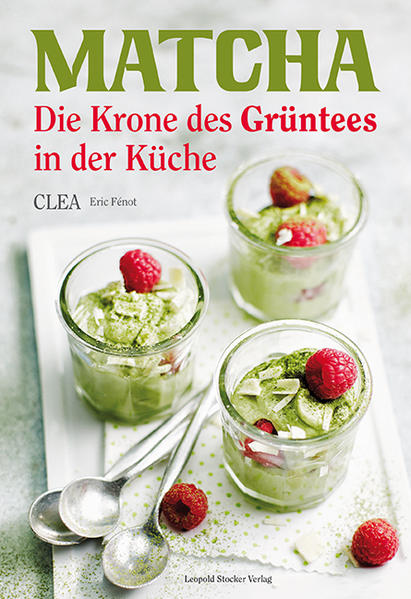 Grüne Küche Matcha ist die Krone der Grüntees aus Japan. Er wird aus den hochwertigsten Teeblättern der ersten Ernte hergestellt, die zu einem feinen Pulver vermahlen werden. Insbesondere seine sensationellen gesundheitlichen Wirkungen haben Matcha zum neuen Kultgetränk gemacht: Eine Tasse Matcha enthält die gleiche Menge an Heilstoffen wie 3-6 Tassen normalen grünen Tees. Matcha wirkt auf das Gehirn- und Nervensystem ausgleichend, stressreduzierend und antidepressiv, das Schlaganfall-Risiko sinkt schon beim Genuss von einer Tasse pro Tag um mehr als 20 %. Auch auf den Magen-Darm-Bereich und das Herz-Kreislaufsystem wirkt dieses Getränk ausgleichend und regulierend. Darüber hinaus beugt es Krebserkrankungen, Osteoporose, Gallensteinen und zahlreichen weiteren Erkrankungen vor und entfaltet auch im Bereich des Anti-Aging eine bemerkenswerte Wirkung. Matcha muss aber nicht nur getrunken werden, sondern kann auch in der Küche Verwendung finden. Vielen Gerichten verleiht er einen besonderen Pfiff: Erdbeer-Törtchen, ein cremiger Schokoladekuchen, Mandeltarte und Käse-(Topfen-)Kuchen verführen die Liebhaber süßer Küche ebenso wie Matcha-Eis und Matcha-Tiramisu sowie Früchte-Crumble oder Müsli mit Matcha. Auch verschiedene Salatdressings kann man mit Matcha veredeln, Oliven-Matcha-Brot backen, „Chlorophyll-Blinis“ mit Avocado-Creme genießen und zum Abschluss unter verschiedenen Matcha-Milchshakes wählen. Die Autorin: Clea ist Diplomsoziologin und Autorin von 15 Kochbüchern. Ihr Blog www.cleacuisine.fr zählt zu den meistgelesensten kulinarischen Blogs in Frankreich. Clea hat zwei Jahre in Japan gelebt und von dort viele Rezept-Ideen für die Verwendung von Matcha in der Küche mitgenommen, für dieses Buch aber auch zahlreiche europäische Rezepte adaptiert.