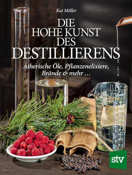 Die hohe Kunst des Destillierens Dass Brennen mehr bedeutet, als „nur“ Schnaps zu erzeugen, führt dieses Buch vor Augen: Neben köstlichen Edelbränden lassen sich auf diese Weise auch ätherische Öle gewinnen und sogar die Geheimnisse der Alchemie ein wenig lüften. In die Kunst des Brennens führt Kai Möller mit dem „Großen Buch vom Destillieren“ ein. Auf anschauliche Weise wird erklärt, wie aus oft einfachen Ausgangsprodukten hochwertige Destillate entstehen. Der Bogen spannt sich dabei vom guten, alten Obstschnaps und diversen Bränden wie Wodka, Whisky, Grappa oder Gin über ätherische Öle und Parfüms und sogar Treibstoffe bis hin zu den ganzheitlichen Pflanzenelixieren der Spagyrik, einer ursprünglich alchemistischen Technik, mit der quasi die „Seele“ der Heilpflanzen gewonnen werden soll. Ein Buch also, das sich nicht nur an Schnapsbrenner wendet, sondern an alle, die mittels Destillation Produkte veredeln möchten, so zum Beispiel auch an Menschen, die sich die Ausgangsbasis für ihre Parfüms und Kosmetika mit der traditionsreichen Kulturtechnik des Brennens selbst herstellen wollen. In diesem umfassenden Buch werden sowohl der Brennvorgang akribisch erklärt als auch gängige Fehler aufgezeigt, die die Qualität des Endproduktes negativ beeinflussen können. So stehen natürlich auch der Brennapparat und seine Funktionsweise im Mittelpunkt der Erläuterungen. Wesentliches Augenmerk wird darüber hinaus darauf gelegt, dass die Aromen beim Destilliervorgang erhalten bleiben. Der Autor: Kai Möller, 1964 in Würzburg geboren, beschäftigt sich seit vielen Jahren mit dem Destillieren. Neben dem „klassischen“ Brennen von Schnaps und anderem Hochprozentigen widmet er sich der Herstellung von ätherischen Ölen und Parfüms. Als Geschäftsführer eines großen Unternehmens für Brennereibedarf zählt die Befassung mit dem nötigen „Rüstzeug“ der Destillation zu seinem täglichen Brot und betreibt nebenbei ein Aroma- und Destillationsmuseum.