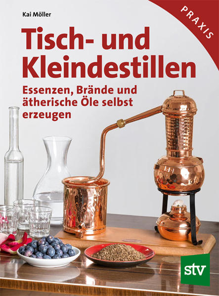 Das erste Buch zum Thema! Alles, was Sie über das Destillieren mit Kleinstanlagen in Wohnzimmer oder Küche wissen sollten, wird in diesem Buch in lockerem und leicht lesbarem Stil erklärt. Kleine Mengen von ätherischen Ölen und Hydrolaten lassen sich mit 2-Liter-Destillen, die schon ab etwa 150 Euro erhältlich sind, problemlos in der eigenen Küche herstellen. In Österreich ist auch das Destillieren von Geisten, Obst- und Weinbränden möglich. Neben dem richtigen Umgang mit der Destille und den rechtlichen Grundlagen - die Neuauflage geht auch auf das neue deutsche Alkoholsteuergesetz ein, dass die private Herstellung von Alkohol verbietet - lernen Sie auch die praktische Arbeit kennen: die Erzeugung von Hydrolaten, ätherischen Ölen und Alkohol von der Maische bis zum Destillat. Zahlreiche Tipps dazu, was sich wirklich zu brennen lohnt, ob man ein Thermometer braucht und wie man die Ausbeute erhöhen kann, finden sich ebenfalls im Buch. Ätherisches Nelken- oder Lavendelöl, Rosenwasser, Minzessenz und Lindenblütenhydrolat, aber auch Weinbrand, Korn oder Himbeergeist - mit den Schritt-für-Schritt-Rezepten und den anschaulichen Bilderserien gelangen Sie rasch und sicher zu beachtlichen Resultaten. Ein Buch für Neueinsteiger und Fortgeschrittene voller Anregungen, Rezepte und neuer Ideen, wie es jeder Besitzer einer privaten Destille gelesen haben sollte.