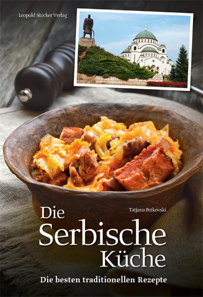 Serbisch kochen -Das erste Buch zum Thema! -60 Rezepte für Vorspeisen, Suppen, Hauptspeisen, Desserts und eingelegte Köstlichkeiten -Serbisches Brauchtum, Feste und Speisen zu besonderen Anlässen Bisher gibt es noch kein Kochbuch, das die traditionellen, serbischen Rezepte vereint und ihren kulturellen Hintergrund, die serbische Lebensart und Tischkultur erklärt. Gegrillte Spezialitäten wie Cevapcici, Karpfen aus der Vojvodina und das mit Frischkäse gefüllte Karadjordje-Schnitzel, viele Eintöpfe, Krautrouladen, gefüllte Paprika und Reisfleisch (Pilau) sind vertreten, aber auch Vorspeisen, wie Gibanica (Blätterteig mit Käse) und Süßspeisen, wie der Klassische Weihnachtskuchen Česnica aus der Vojvodina oder süße Waffelblätter mit Walnüssen. Auch für selbst gebackenes Brot, das zu jedem Essen gehört, finden sich Rezepte, und ebenso für eingelegte und haltbar gemachte Obst- und Gemüsespezialitäten. Dazu trinkt man den Anisschnaps Rakija, der, wie der heimische Wein, ein fester Bestandteil jeder festlichen Tafel in Serbien ist.