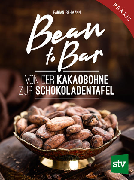 Die Herstellung von Schokolade zu Hause, aber auch von Manufakturen im kleinen Maßstab wird immer beliebter. Sowohl Hobby-Chocolatiers als auch kleine Produzenten erhalten in diesem Buch alle wesentlichen Informationen, um selbst Schokolade zu produzieren. Von der Auswahl des Kakaos über das Rösten, Brechen und Mahlen der Bohnen bis zum Gießen der Schokoladentafeln werden alle notwendigen Prozesse erläutert. Auch weitere wichtige Rohstoffe wie Zucker oder Milchpulver werden beschrieben, geeignete Räumlichkeiten skizziert und betriebswirtschaftliche Überlegungen geboten. Tipps rund um Bezugsquellen und Einkauf von Kakao sowie zu Lebensmittelsicherheit, Qualität und zum Finden einer eigenen Handschrift runden das Buch ab.