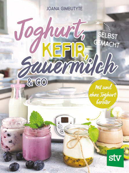 • Über 60 kreative Rezepte • Auch mit veganer Pflanzenmilch möglich • Nur gesunde Inhaltsstoffe und größere Vielfalt als in jedem Supermarkt Selbstgemachter Joghurt enthält keine unerwünschten Zusätze, keine künstlichen Aromen und weniger Zucker, hinterlässt keinen Verpackungsmüll und bietet die Möglichkeit, stets frisch zubereitete und vor allem ganz besondere Produkte zum Frühstück bzw. am Arbeits- oder Ausbildungsplatz zu genießen, wie sie im Handel nicht erhältlich sind. Der einleitende Teil enthält Grundrezepte für verschiedene Joghurtarten, ob cremig oder stichfest, ob griechisch, armenisch, bulgarisch oder skandinavisch, aber auch für Butter- und Sauermilch, russischen Kefir, isländischen Skyr, Frischkäse und Quark. Als Ausgangsprodukt eignet sich jede Art von Milch, ob mager oder fett, ob tierisch oder vegan. Die Zubereitung gelingt in der eigenen Küche auch ohne besondere Geräte, doch vereinfachen die im Handel erhältlichen Joghurtbereiter die Arbeit sehr. Die Autorin hat die zehn populärsten Geräte getestet und gibt Tipps für den Kauf des richtigen Joghurtbereiters. 60 kreative Rezepte zeigen die mögliche Vielfalt selbst fermentierter Milchprodukte: Von Bratapfel über Zitrone, Kokos und Tonkabohne bis hin zu Schokoladen-Kirsch-Schichtjoghurt reichen die Geschmackserlebnisse.