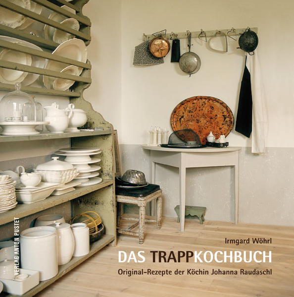 Johanna Raudaschl war um 1930 Köchin der Familie Trapp. Die 'schönste Zeit ihres Lebens', wie sie sagte. Sie liebte die Atmosphäre der Villa, die Musik und den Gesang. Abends, wenn sich alle um den offenen Kamin versammelten, spielte Baron von Trapp die erste Geige, seine Frau Maria Augusta und die Kinder begleiteten ihn auf der Gitarre, am Akkordeon und der Violine. Händel, Haydn oder Corelli waren neben Mozart die musikalischen Stammgäste. Und die Trapp-Kinder waren Stammgäste in Johannas Küche. Gerne kamen sie dort auf verlockende Kostproben vorbei. Johanna Raudaschl war eine begnadete Köchin. Etwas davon hat sie ihrer Enkelin Irmgard Wöhrl vererbt, zusammen mit ihren Rezepten und Lebensrezepten. Vor dem Hintergrund der Lebensgeschichte Johanna Raudaschls hat Irmgard Wöhrl einen wahren kulinarischen Schatz geborgen und präsentiert eine ebenso einfache wie schmackhafte Küche, den Geschmack von damals auf der Höhe unserer Zeit. Denn mag der Geschmack sich auch verändern, so bleibt doch wirklich Gutes zeitlos von Bestand. Die Journalistin Caroline Kleibel begab sich auf biografische Spurensuche und bereitet die Erinnerungen der Trapp-Köchin einfühlsam auf. Orientiert am 'einfachen' Leben der Johanna Raudaschl sowie an gesellschaftlichen und kulinarischen Aspekten im Hause Trapp zu Beginn der 1930er Jahre des vorigen Jahrhunderts rundet das 'Trapp Kochbuch' das facettenreiche Bild der musizierenden Trapp-Familie auf geschmackvolle Weise ab.