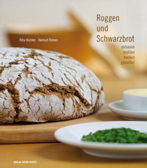 Brot essen ist keine Kunst, aber Brot backen. Duftendes Schwarzbrot! Wer kann da schon widerstehen? Und gerade der Roggen erlebt als grundlegende Zutat von Schwarz- und Bauernbroten eine wahre Renaissance in der Genusskultur. In einer Zeit, in der allenthalben die Schnelligkeit der Produktion und des Konsums einen unrühmlichen Höhepunkt erreicht hat, verfügt Österreich zum Glück noch immer über ein gutes Netzwerk von Anbauern, Müllern und Bäckern, die seit Generationen bewährte Techniken erhalten, weitergeben und gemeinsam daran interessiert sind, die Qualität dieses Grundnahrungsmittels hochzuhalten. Im Mittelpunkt der Brotherstellung steht der natürliche Sauerteig, der dem Schwarzbrot den charakteristischen Geschmack verleiht. Besonderen Einfluss auf die Qualität von Schwarzbrot hat der Backofen. Uralte Backöfen werden aus ihrem Dornröschenschlaf geweckt und wieder in Betrieb genommen. Mit Holzfeuer wird bestes Brot gebacken. Rita Kichler und Helmut Reiner schreiben kenntnisreich über die Geschichte des Getreides, über die Sorten, den Anbau, die Pflanze selbst und deren Verarbeitung. Neben vielen Brotrezepten wird aufgezeigt, wie Brot mit anderen Lebensmitteln kombiniert werden kann, um eine ausgewogene Ernährung zu gewährleisten.