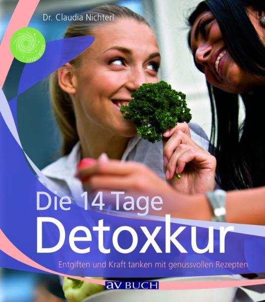 Haarausfall, Müdigkeit und Erschöpfung, Schlafstörungen, Verdauungsstörungen, Wasseransammlungen, Kopfschmerzen oder Gereiztheit - es gibt viele Gründe dem Körper eine wohltuende Auszeit zu gönnen. Die Autorin zeigt, wie Sie mit einer speziell abgestimmten Ernährung die Schwere des Alltags wieder loswerden - ohne zu hungern oder sich zu kasteien. Nach 2 Vorbereitungsstagen (mit Lebensmitteln zur Entsäuerung und Ankurbelung der Leberfunktion) wird 14 Tage lang genussvoll geschlemmt - am Speiseplan stehen leichte Zutaten, wie viel Gemüse, Getreide, Fisch, Hülsenfrüchte, Nüsse, Samen und auch Obst. Durch die Kur werden der Geschmackssinn geschärft, der Körper gestrafft und Geist und Seele mit neuer Kraft und Energie aufgeladen. Ein Serviceteil mit Tipps für Planung, Einkauf und Küchenpraxis erleichtert die Durchführung eines individuellen Detox-Programmes. Empfohlen für Menschen, die ihrem Körper hin und wieder Erholung gönnen und so „neue Kraft tanken“ möchten.