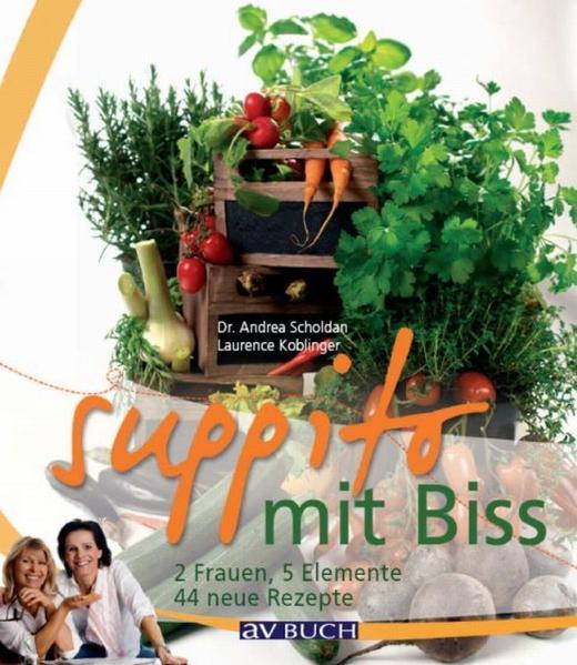 44 neue Suppen Rezepte: Suppen, Salate, Eintöpfe und Desserts Vor drei Jahren haben die gastronomischen Quereinsteigerinnen Andrea Scholdan und Laurence Koblinger die Wiener Suppenmanufaktur Suppito in der Nähe des Wiener Naschmarkts gegründet. Was ursprünglich als reine Suppenproduktion gedacht war, hat sich bei den zahlreichen Kunden rasch zu einem Geheimtipp für die lukullischen Bedürfnisse des ganzen Tages entwickelt. Suppen, Hauptspeisen, Nachspeisen und die feinen „Frühstücksbreichen“ begeistern Jung und Alt. Der erste Band entstand aus dem Wunsch heraus, das Wissen an kochbegeisterte Kunden und Liebhaber der 5-Elemente-Küche weiterzugeben. In der Folge entwickelte sich ein intensiver Dialog auch über die Grenzen Österreichs hinaus mit Menschen, welche die Rezepte mit Freude und viel Engagement zu Hause nachkochen. Die beiden Autorinnen bieten im neuen Kochbuch auf vielfachen Wunsch ein erweitertes Rezeptsortiment an. 44 neue Suppen, Salate oder Eintöpfe wie etwa das fantastische Gemüsecurry oder das süchtig machende Reisfleisch mit grünem Paprika haben sie zusammengestellt. Auch Desserts dürfen nicht fehlen - darunter die schon legendäre Apfeltarte à la Laurence. Hier sind die Grundsätze der 5-Elemente-Lehre der Traditionellen Chinesischen Medizin mit den westlichen Ernährungsregeln zu wohlschmeckenden und bekömmlichen Gerichten vereint - alle laktose-, hefe- und glutenfrei. Praktische Tipps zur Haltbarmachung ohne Konservierungsstoffe und mannigfaltige Ratschläge für Gesundheit und Wohlbefinden geben dem Buch einen zusätzlichen Nutzen. Mit diesem Buch werden gute Vorsätze ganz leicht Realität.