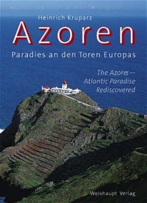 Dieser umfangreiche Text-Bildband ist das Ergebnis zahlreicher Azorenreisen, die anfangs dem Interesse des Autors am Atlantis-Thema dienten. Die Schönheit der azoreanischen Inseln ließ daraufhin den Entschluss verwirklichen, diese Inselwelt fotografisch festzuhalten. Der Autor, ein studierter Lagerstätten-Geologe, befasst sich in diesem Buch ausführlich mit der Geologie, den Naturlandschaften, der Geschichte, Kultur und dem Brauchtum der Inselbevölkerung. Das Buch ist jedem Azoren-Reisenden zu empfehlen!