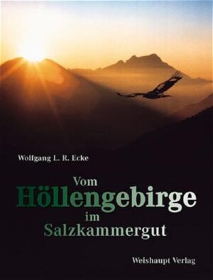 Das Höllengebirge – Feuerkogel, Brennerin, Ofental, Höllkogel, GrilI- und Kesselgupf, In der Höll – unwillkürlich drängen sich bei diesen Namen Assoziationen mit Teufels Küche ins Bewusstsein. Und wahrhaftig: Wer einmal, an einem heißen, schwülen Sommertag den Entschluss gefasst hat, eines der zahlreichen Latschenfelder zu durchqueren, die fast die gesamte Hochfläche bedecken, der wird sich vor lauter Hitze und Mühe tatsächlich in Teufels Küche wähnen. Doch der Name täuscht! Das Höllengebirge ist ein wunderbarer Berg- und Steingarten. Eingebettet zwischen blauen Seen, der grünen Traun und weißen Bächen. Und mitten im Salzkammergut gelegen. Als Teil der Nördlichen Kalkalpen erstreckt es sich zwischen Attersee und Traunsee. Nördlich wird es vom Kien- und Langbathbach begrenzt, im Süden vom Weißenbachtal, im Osten von der Traun und im Westen vom größten aller Salzkammergutseen, dem Attersee. Künstler, Komponisten, Maler wie Schriftsteller empfanden diese Gegend schon vor der Jahrhundertwende als gesegneten Landstrich, überaus reich an Kultur und landschaftlicher Schönheit. Selbst Kaiser Franz Joseph erkor Bad Ischl zur Sommerresidenz, wo man heute noch vermeint, die alte Zeit zu spüren. Das Höllengebirge ist ein ausgeprägtes Karstgebirge und mit Dolinen, Schächten, Höhlen und Karstquellen versehen. Und die Anstiege sind schweißtreibend. Doch hat man den Aufstieg geschafft, kommt der Lohn: Prachtvolle Tiefblicke auf mehrere der wunderbaren Salzkammergutseen, die Höhenausblicke ins Alpenvorland, auf die Böhmische Masse, ins Tote Gebirge, zum Dachstein, zu den Tauern, Salzburger und Berchtesgadener Alpen. Und begegnet einem noch eine Gams oder gar ein Adler (siehe Cover), dann ist das Glück vollkommen.