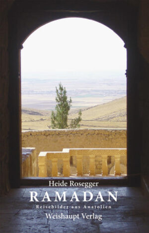 Die Autorin, Heide Rosegger, Urenkelin des berühmten steirischen Schriftstellers Peter Rosegger, studierte Germanistik und Kunstgeschichte und lebt zur Zeit in Frankreich. In diesem interessanten Buch schildert sie die Erlebnisse einer Zehntagesreise durch die östliche Türkei. Die Reise beginnt mit dem Besuch des 2.100 m hohen Nemrud-Dag mit den geheimnisvollen Kolossalstatuen und führt von dort weiter durch turbulente orientalische Städte, wo gerade der Ramadan gefeiert wird, und immer weiter durch oft unwegsames Gebiet bis zur im fernen Van-See gelegenen Felseninsel mit der berühmten, uralten armenischen Kirche Agdamar. Neben grundsätzlichen Betrachtungen über Sinn und Zweck des Reisens überhaupt geht die Autorin nicht nur auf historische oder aktuelle Probleme ein, sondern beschreibt beispielsweise auch den Kauf eines Teppichs bei einem amüsanten türkischen Teppichhändler. Der Leser begleitet gleichsam bei dieser Reiseerzählung die Autorin, ihre Freundin und den türkischen Reiseführer auf einer sehr persönlichen Spurensuche durch ein faszinierendes Land zwischen Moscheen, uralten christlichen Klöstern, zwischen Euphrat und Tigris.