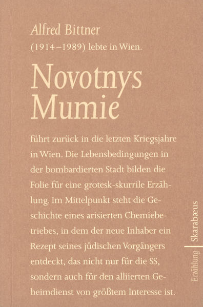 Alfred Bittner (1914-1989) lebte in Wien. "Novotnys Mumie" führt zurück in die letzten Kriegsjahre in Wien. Die Lebensbedingungen in der bombardierten Stadt bilden die Folie für eine grotesk-skurrile Erzählung. Im Mittelpunkt steht die Geschichte eines arisierten Chemiebetriebes, in dem der neue Inhaber ein Rezept seines jüdischen Vorgängers entdeckt, das nicht nur für die SS, sondern auch für den alliierten Geheimdienst von höchstem Interesse ist. Leseprobe: Nach den Schilderungen jener Einwohner von Neulengbach, die bei der Auffindung von Nathan und von Nora Nachtmann zugegen gewesen waren, mußten die Leichen des jüdischen Ehepaares, wie sie da friedlich in den Ehebetten gelegen hatten, genauso ausgesehen haben: ausgezeichnet konserviert, wie lebendig, doch wenn man sie anfaßte, beinhart, wie aus Holz. Nathan Nachtmann in einem hellblau-dunkelblau gestreiften Pyjama, Nora Nachtmann in einem langärmeligen rosa Flanell-Nachthemd mit kleinem Blumenmuster - als könnten sie jeden Augenblick gähnend und blinzelnd aufwachen und nach dem Wecker tasten, um ihn zum Schweigen zu bringen, oder auch nach dem Porzellan-Nachttopf unter dem Bett (ebenfalls mit kleinem Blumenmuster) - doch hölzern starr, wie gesagt, wenn auch etwas elastisch, leicht federnd zum Beispiel die Arme, die Hände und die Finger. Dementsprechend soll es dann auch bei der Ein-äscherung ungewöhnlich zugegangen sein. Nämlich hätten sich die Leichen nicht wie üblich aufgebäumt, aufgebläht oder überhaupt bewegt, sondern wären ohne sich zu rühren mit ruhiger, gleichmäßiger Flamme verbrannt - eben wie Holz. Genauso, genauso also sahen die Flöhe, Läuse und Wanzen aus, deren Kadaver - aber wie noch lebendig, als könnten sie jederzeit davonkriechen oder -hüpfen - auf den weißen Karton hinter der Glasscheibe geklebt waren