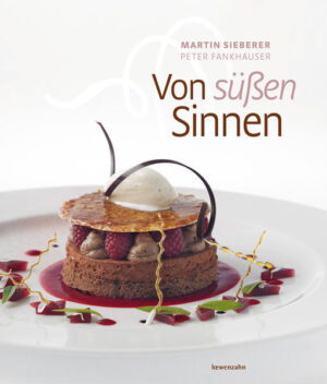 3-HAUBEN-KOCH MARTIN SIEBERER VERRÄT DIE BESTEN DESSERTREZEPTE FÜR ZU HAUSE! Martin Sieberer hat sich in seinem neuen Kochbuch ganz der Kunst der süßen Genüsse verschrieben. Gemeinsam mit seinem Patissier Peter Fankhauser präsentiert er neben verfeinerten Klassikern wie Buchteln und Schokoladenmousse auch außergewöhnliche Kreationen wie Mango-Ravioli oder Gänseblümchenkaltschale. Das Spiel mit den unterschiedlichen Aromen, die Arbeit mit hochwertigen Grundprodukten und eindrucksvolle Dekorationen machen diese Desserts zu einem Hochgenuss für alle Sinne. Martin Sieberers Rezepte lassen keine Wünsche offen - Sie werden von süßen Sinnen sein! - ein abgerundetes Meisterwerk voller Desserts - leicht nachvollziehbare Beschreibung der Zubereitung - Wissenswertes zu den wichtigsten Zutaten der süßen Küche - jahreszeitlich abgestimmte Kompositionen - mit extra Kapitel Zucker - richtig kochen, Garnituren & Karamell herstellen - Glücklich mit Schokolade - wertvolle Tipps und Tricks! - Nachspeisen mit Früchten, Kaffee, Kakao, Karamell, Vanille, Nougat, Topfen… etc. Runden Sie ihr Menü mit einem schönen Dessert ab! Überraschen Sie Ihre Gäste mit herrlichen Kreationen von raffinierten Pralinen über erfrischende Sorbets bis hin zu leckeren Cremen. Weitere Bücher des Autors: "Paznauner Küchengeheimnisse", Martin Sieberer und der Club der Paznauner Köche