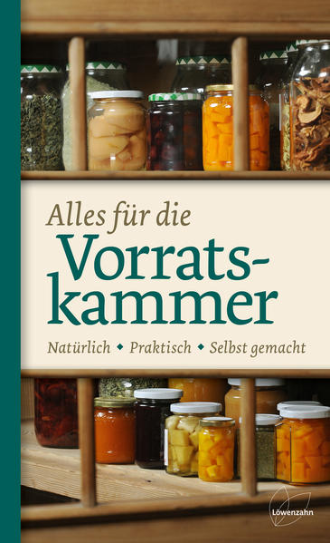 SELBSTVERSORGUNG LEICHT GEMACHT - einkochen nach bewährten Bäuerinnenrezepten! Im Buch "Alles für die Vorratskammer" finden Sie rund 200 abwechslungsreiche Rezepte zum Haltbarmachen. Fruchtige Erdbeermarmelade einkochen, Gemüse pikant einlegen oder köstliche Äpfel und Tomaten aus dem Garten trocknen - 9 Bäuerinnen aus allen Bundesländern Österreichs zeigen Ihnen leicht verständlich, wie Sie selbst Früchte einkochen und einmachen können. Darüber hinaus verraten sie ihre Geheimtipps rund um die Themen Erhitzen, Auswahl des Einkochgeschirrs und Lagerung. Wussten Sie zum Beispiel, dass Senffrüchte, die man im Einkochtopf erwärmt, über ein Jahr halten und eingekocht ausgezeichnet zu Rehbraten oder Grillfleisch passen? Unsere Bäuerinnen sind wahre Expertinnen der Vorratshaltung und präsentieren Ihnen altbewährte Klassiker wie Löwenzahnhonig oder Eierlikör ebenso wie neue Kreationen, zum Beispiel Paprika-Chutney oder Lindenblüten-Hopfen-Gelee. Weil Selbstgemachtes am besten schmeckt und preiswert ist! Mit dem Buch "Alles für die Vorratskammer" können Sie die reiche Ernte aus Ihrem Selbstversorger-Garten und das vielfältige Angebot heimischer Grundprodukte rund ums Jahr genießen. Auch als liebevolle Geschenkideen beeindrucken die hausgemachten Köstlichkeiten. Egal ob Anfänger oder Profi - bei dieser großen Rezeptvielfalt kommt jeder auf seinen Geschmack. Einfache, erprobte Anleitungen und viele hilfreiche Tipps aus dem reichen Erfahrungsschatz unserer Bäuerinnen machen die Vorratshaltung zum Vergnügen! - echte Rezeptvielfalt: 200 verschiedene, sorgfältig ausgewählte Ideen! - köstliche Marmeladen und Gelees, würzig eingelegtes Gemüse, feine Chutneys, aromatische Öle und Essige, erfrischende Säfte, verführerische Liköre uvm. - traditionelle und moderne Spezialitäten für jede Jahreszeit - ausführliches Kapitel mit allen Grundlagen zur Vorratshaltung - die 9 Bäuerinnen im Porträt - geschmackvolle Farbfotos - handliches Format WEITERE TITEL AUS DER REIHE "Österreichische Bäuerinnen kochen": Das Bäuerinnen-Buffet Österreichische Bäuerinnen backen Strudel Das Bäuerinnen-Kochbuch der Jahreszeiten Die besten Obstrezepte Österreichische Bäuerinnen kochen Knödel