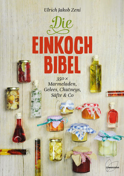 NICHTS SCHMECKT SO GUT WIE SELBSTGEMACHTES! - 350 köstliche Rezepte zu fast 100 verschiedenen Obst-, Gemüse- und Kräuterarten aus Garten, Wald und Markt für deine Vorratskammer - Füll deinen Vorratsschrank ganz einfach mit hausgemachten Marmeladen, Chutneys, Gelees, Pestos, Likören, Sirupen, Säften, aromatisierten Ölen und vielem mehr, was sich aus Obst und Gemüse, Kräutern und Gewürzen für den täglichen Genuss zaubern lässt! Ulrich Jakob Zeni zeigt, wie Einkochen, Einlegen und Haltbarmachen ohne viel Aufwand zu Hause gelingen! In seinem eigenen Obst- und Weinbaubetrieb und als langjähriger Kursleiter hat er viel Praxiswissen gesammelt, das er in seinem Buch leicht verständlich und anregend weitergibt. - umfassend, praktisch, kreativ - 350 süße und pikante Rezepte - von A wie Ananas bis Z wie Zwiebel - beliebte Klassiker und moderne Variationen - ausführliche Grundlagen über das richtige Haltbarmachen - die besten Chutney-Rezepte - ausführliche Grundlagen über das richtige Haltbarmachen - mit farbigen Schritt-für-Schritt-Bildern - viele hilfreiche Tipps zur Lagerung und Haltbarmachung - persönliche Geschenke fürs ganze Jahr Beachte: - modernes Wissen und erprobte Rezeptideen vom Meister der Vorratshaltung Ulrich Jakob Zeni - beinhaltet 350 verschiedene Rezepte - garantiert ohne Wiederholungen! - praxisnah gestaltet, nach Zutaten und nicht nach Rezeptnamen sortiert Das sagen Leser*innen: >>Der große Vorteil an der Einkochbibel ist, dass man sich sofort zurecht findet! Ich überlege mir, wie ich die Tomaten aus meinem Garten verarbeiten könnte. Dann blättere ich zum Buchstaben T und finde 10 Einkochrezepte mit Tomaten - so muss es sein!