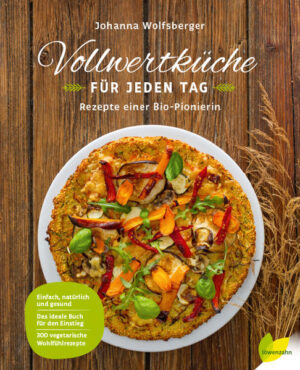 ABWECHSLUNGSREICH, KÖSTLICH UND GESUND: VOLLWERTKÜCHE IST VOLLER GENUSS! Lassen Sie sich von über 300 vegetarischen Rezepten inspirieren und bringen Sie mit natürlichen Zutaten gesunde Energie in Ihren Alltag! Getreide in seiner ganzen Vielfalt, Linsen, Bohnen, wertvolle Öle, saisonales Gemüse und Obst - die Bio-Pionierin und Vollwertexpertin Johanna Wolfsberger führt mit einfachen Anleitungen und viel Charme in die ausgewogene Vollwertküche ein. RUNDUM WOHLFÜHLEN MIT DER VOLLWERTKÜCHE FÜR JEDEN TAG! Von vielfältigen Müslirezepten über erfrischenden marokkanischen Linsensalat mit Datteln und Mandeln, köstliche Gemüse-Hirse-Pizza bis zu unwiderstehlichen Buchweizenpalatschinken mit Mohnfülle - mit diesen erprobten Wohlfühlrezepten und den wertvollen Zubereitungstipps ist Genuss für jeden Tag garantiert! - die besten Rezepte für jede Gelegenheit und jeden Tag - der Einstieg in die Vollwerternährung umfassend erklärt - alles Wissenswerte zu Getreidesorten, Ölen, richtigem Würzen u.v.m. - mit zahlreichen Varianten und vielen persönlichen Praxistipps - wunderschön bebildert von Rita Newman ********************************************************************************************************************************************************************** »Vollwertkost ist kein trockenes Körndlfutter, sondern kann mit ungewöhnlichen Getreide- und Gemüsegerichten jeden Gourmet begeistern. Im Buch finden Sie eine Reihe besonderer Rezepte, die sich lohnen, nachzukochen.« - Johanna Wolfsberger