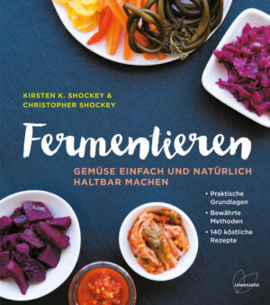 Fermentieren ist eine der ältesten und einfachsten Methoden, um auf ganz natürliche Weise frisches Gemüse zu konservieren. Wertvolle Vitamine, Mineralien und Enzyme bleiben erhalten und der Geschmack ist unvergleichlich voll und aromatisch! Mache fermentierte Köstlichkeiten ohne viel Aufwand zu Hause: Du brauchst nur Einmachgläser, frisches Gemüse oder Kräuter, Salz und etwas Zeit, um aus Brokkoli, Kürbis, Rucola und Co. schmackhafte und gesunde Vorräte anzulegen, von denen du das ganze Jahr profitieren wirst. PURER GESCHMACK VON A-Z IN ÜBER 140 KREATIVEN REZEPTEN Lerne die besten Methoden und Rezepte aus 15 Jahren Erfahrung der Fermentier-Profis Kirsten und Christopher Shockey kennen. Schritt für Schritt erklären sie in ihrem Buch die Grundtechniken des Fermentierens und versorgen dich nicht nur mit 140 abwechslungsreichen Rezepten - Sauerkraut, Kimchi, Pickles, Würzpasten, Relishes, Chutneys, Salsas -, sondern auch mit vielen Ideen, wie du die Schätze aus dem Glas vom Frühstück bis zum Dessert verwenden kannst! - das umfassende Handbuch für jeden Haushalt - probiotische, gesunde Lebensmittel selber machen - Grundlagenwissen und viele Tipps und Tricks für sicheres Gelingen - traditionelle und außergewöhnliche Rezepte zu 64 Gemüsesorten, Kräutern und Obst - von Basilikum bis Zucchini alphabetisch geordnet - Schritt-für-Schritt-Anleitung mit Fotos und ausführlichen Beschreibungen - inklusive Fermentier-Pannenhilfe und Tipps zur richtigen Aufbewahrung - köstliche vegane, vegetarische und glutenfreie Rezepte, auch für die Paleo-Diät geeignet "Eine eindrucksvolle Ergänzung zu der wachsenden Literatur über das Fermentieren mit einem fundierten Überblick über alle Grundlagen und einem großartigen Rezeptteil." Sandor Ellix Katz, Autor von "The Art of Fermentation"