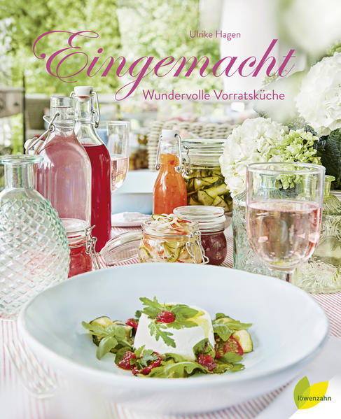 SCHÄTZE IM GLAS: GEMÜSE, OBST UND KRÄUTER KONSERVIEREN Lassen Sie sich von Ulrike Hagen in die geschmacksintensive Welt des Einmachens entführen! Angefangen bei aromatischen Chutneys über köstliche Pestos und Salsas, verschiedene Pickles und himmlische Marmeladen bis hin zu fruchtigen Säften und Likören finden erlesene Schätze aus dem Garten mit viel Liebe ihren Weg ins Vorratsglas. TOLLE REZEPTIDEEN ZUM KOCHEN MIT SELBST GEMACHTEN VORRÄTEN Ulrike Hagen weiß aber nicht nur, wie man reife Früchte, Kräuter und Gemüse mit einem gewissen Twist haltbar macht, sie zeigt außerdem, was sich mit den Vorräten alles zaubern lässt: das 1001-Nacht-Chutney verfeinert ein orientalisches Lammragout, aus der Apfelkuchenfüllung wird ein warmer Apple Crumble und die Himbeermarmelade verleiht Scones die fruchtige Süße des Sommers! - über 100 vielfältige Rezepte rund ums Einkochen - praktisch und köstlich: das Aroma sonnenverwöhnter Früchte, Kräuter und Gemüse konservieren - wissen, was drin ist: nur das Beste kommt ins Glas - Kochen mit den selbst hergestellten Vorräten - einfache und genaue Anleitungen zum Einlegen, Einmachen und Einwecken - Ideen mit viel Liebe zum Detail: Eingekochtes nett verpackt verschenken - mit traumhaften Fotos von Alexander Bayer