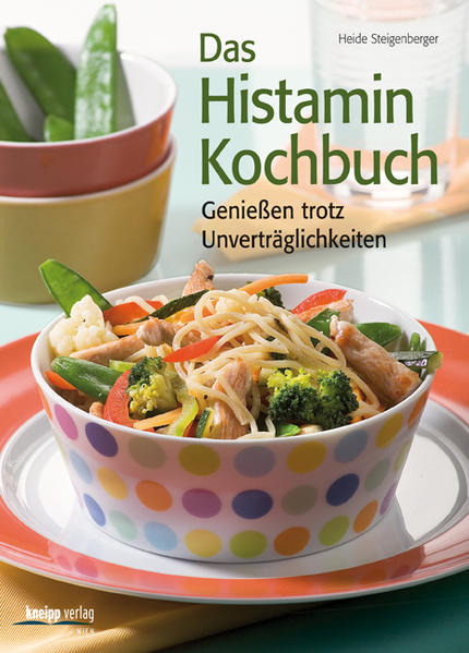 Histaminfrei kochen ist ein Muss für alle Betroffenen, die an Histaminintoleranz (HIT) leiden. Dieses neue Kochbuch zeigt eindrucksvoll auf, dass eine Nahrungsmittelunverträglichkeit keinerlei Verzicht auf Köstlichkeiten bedeuten muss. Ein kurzer Einführungsteil des Buches klärt zunächst auf: Was ist Histaminunverträglichkeit bzw. Histaminintoleranz? Welche Lebensmittel kann man essen, welche soll man meiden? Das Kochbuch enthält Austauschtabellen und Küchentricks sowie zahlreiche Rezepte aus den Kategorien Suppen, Salate, Vorspeisen, Hauptspeisen, Desserts und Snacks für unterwegs. Aus dem Inhalt: Basiswissen über die histaminfreie Ernährung, Wahl der richtigen Nahrungsmittel, Austauschtabellen, mehr als 80 alltagstaugliche Rezepte