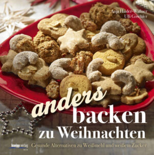 Backen ohne Weißmehl und weißen Zucker liegt im Trend. Damit auch die Weihnachtsbäckerei gesund ausfällt, präsentieren die erfahrene Ayurveda-Therapeutin und leidenschaftliche Bäckerin Anja Haider-Wallner und TCM-Ernährungsberaterin und Bestsellerautorin Ulli Goschler Klassiker wie Vanillekipferl, Kokosbusserl, Lebkuchen und Weihnachtsstollen, Rezepte aus aller Welt wie griechisches Mandelgebäck, amerikanischen Apple Crumble oder spanische Zimt-Tortilla und viele süße Geschenkideen mit alternativen Zutaten. Bei den 60 verführerischen Backrezepten kommen vollwertige Mehle aus Emmer, Einkorn, Kamut und Dinkel sowie glutenfreie Varianten aus Buchweizen, Mais oder Reis zum Einsatz. Statt mit Industriezucker wird mit Birkenzucker, Vollrohrzucker, Shakarazucker, Apfelsüße, Honig und Früchten gebacken. Alle Rezepte sind nach Unverträglichkeiten gekennzeichnet. Auch Veganer kommen nicht zu kurz. Aus dem Inhalt: 60 weihnachtliche Kekse, Kuchen, Desserts und kulinarische Geschenke