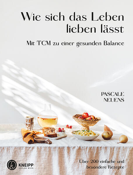 Stell dir vor, du kochst nach TCM und keiner merkt es! Pascale Neuens gelingt es mit ihrer modernen und bunten Küche, Appetit auf die bekömmlichen Gerichte der Traditionellen Chinesischen Medizin zu machen. Kreativ in unsere europäische Küche und unsere Jahreszeiten übertragen, machen ihre neuen Rezepte Lust, sofort mit einer Ernährung nach TCM zu starten: Thai-Rindfleischsalat, warmer griechischer Salat, Erbsenlaibchen, Spargel- Mimosa aus dem Ofen, Safran- Reisflocken mit Pistazien. Ihre liebevollen Texte und klugen Tipps lassen uns bewusstwerden, wie wichtig es ist, unserem Körper das zu geben, was er wirklich braucht. »Ich finde, es ist Zeit, unsere Ernährung nicht nach Ernährungstrends zu richten, sondern nach unseren individuellen Bedürfnissen.« - so kann das Essen die Basis eines gesunden Lebens werden.