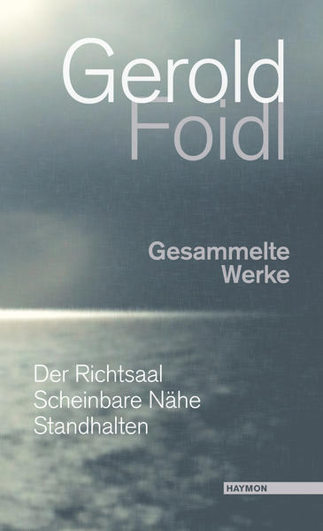 EINE WIEDERENTDECKUNG: BEKLEMMENDE ANTI-HEIMATLITERATUR VON GEROLD FOIDL Gerold Foidl wurde 1938 in Lienz/Osttirol geboren, wo er aufwuchs. Der spätere Schriftsteller durchlebte eine SCHWIERIGE KINDHEIT, litt an epileptischen Anfällen, wurde deshalb psychiatrisch behandelt. Er arbeitete lange Zeit in Zollämtern in ganz Österreich, lebte danach als freier Autor in Salzburg. Sein BEWEGTES LEBEN VERARBEITETE FOIDL IN SEINEN BÜCHERN - jedoch sind bis heute TEILE SEINER BIOGRAPHIE, beispielsweise ein angeblicher Selbstmordversuch 1962, NICHT EINDEUTIG BELEGT. So verschwimmt die Grenze zwischen den tatsächlichen Begebenheiten, der Rekonstruktion aus seinen Texten und der Legendenbildung rund um seine Person. 1980 erhielt Foidl die Diagnose Lungenkrebs, er verstarb 1982 in Salzburg. POSTHUME VERÖFFENTLICHUNG DURCH PETER HANDKE Zwei Romane hat Foidl verfasst, sie erzählen von SCHWERMUT, ZWIESPÄLTIGKEIT UND GEFANGENSEIN. "DER RICHTSAAL", sein erster Roman, der zu seinen Lebzeiten erschien, ist die gnadenlose Abrechnung eines jungen Mannes mit einer freudlosen Kindheit. "SCHEINBARE NÄHE" hingegen wurde posthum veröffentlicht. Kein Geringerer als Peter Handke verarbeitete die vier erhaltenen unabgeschlossenen Fassungen zu jener Ausgabe, die 1985 bei Suhrkamp publiziert wurde. Ein Roman über die aussichtslose Lage angesichts der unheilbaren Krankheit des Protagonisten. Darüber hinaus schrieb Gerold Foidl mehrere kürzere Prosatexte, die vormals unter dem Titel "STANDHALTEN" erschienen sind. FOIDLS GESAMMELTE WERKE ERSTMALS IN EINEM BAND Mit dieser Ausgabe erscheint erstmalig ein Band, der alle Werke Foidls vereint und wieder greifbar macht. Der Publizist, Schriftsteller und Essayist KARL-MARKUS GAUSS steuert als Kenner von Foidls Werk ein Vorwort bei. Die Nachworte zu den einzelnen Werken stammen von der Autorin und Herausgeberin DOROTHEA MACHEINER, Wegbegleiterin und Nachlassverwalterin Foidls.