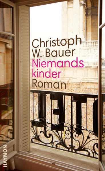 EIN BUCH ÜBER KINDHEITEN, LIEBE UND VERLUST Das Jahr 2015 ist wenige Tage alt, als PARIS VON EINEM TERRORANSCHLAG ERSCHÜTTERT wird, der die Seele der Stadt über Nacht verändert. Mittendrin ein junger Historiker, auf der SUCHE NACH EINER VERGANGENEN LIEBE. Es ist über zehn Jahre her, dass Samira und er getrennte Wege gegangen sind. Wohin er auch kommt, erfassen ihn Erinnerungen an die gemeinsame Zeit. Dabei ist es vordergründig eine andere Frau, der er auf der Spur ist - Marianne, KIND EINER ÖSTERREICHISCHEN MUTTER UND EINES MAROKKANISCHEN VATERS, aus demselben kleinen Ort in den Alpen wie er stammend, jedoch SEIT BALD VIER JAHRZEHNTEN VERMISST. Eine Zeitungsmeldung mit ihrem Bild hat ihn elektrisiert: Ihr Gesicht ähnelt dem Samiras frappierend … DAS GEGENWÄRTIGE FRANKREICH IN ATMOSPHÄRISCH DICHTEN BILDERN Es sind NIEMANDSKINDER GANZ UNTERSCHIEDLICHER ART, denen CHRISTOPH W. BAUER in seinem Roman nachspürt - verdrängt aus der Ordnung der Welt, gebunden an eine fremde Vergangenheit, vergessen für eine lebenswerte Zukunft. Ein Reigen von Abwesenden, während im Hintergrund sich eine weitere Hauptfigur erhebt: EIN PARIS ZWISCHEN DEM GLANZ SEINES ZENTRUMS UND DER DÜSTERNIS SEINER PERIPHERIE, gezeichnet von der Bedrohung des Terrors im Alltag.