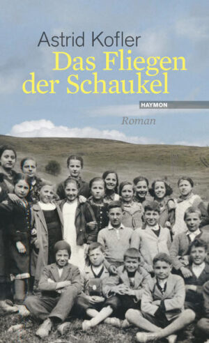 DAS EINZELSCHICKSAL EINER FRAU, ENG VERWOBEN MIT DEN GROSSEN POLITISCHEN UMWÄLZUNGEN IN SÜDTIROL Als Ada im Herbst 1935 nach Oberinn am Ritten in Südtirol kommt, um Italienisch zu unterrichten, ist sie voller Hoffnung und Vorfreude auf die neue Aufgabe. Sie macht ihre Arbeit mit Leidenschaft und schließt die Kinder schnell in ihr Herz. Doch schon bald bemerkt sie die Veränderungen, die Südtirol und die ganze Welt in der Zeit des Faschismus erfassen. Die Option von 1939 bis 1943 wirft ihren dunklen Schatten auf das Bergdorf und teilt die Gemeinschaft. Im Jahr 1940 hat Ada dann nur mehr eine einzige Schülerin in ihrer Klasse, die Eltern aller anderen Kinder haben für Reichsdeutschland optiert. Schließlich verlässt auch Ada das Dorf wieder, doch auch noch Jahrzehnte später kehren ihre Gedanken immer wieder an diesen Ort zurück. EIN AUTHENTISCHES PORTRÄT DES LEBENS IN DEN SÜDTIROLER BERGDÖRFERN Astrid Kofler lässt die wahren Geschichten vieler Menschen in einen berührenden Roman einfließen. Mit einfühlsamem Blick und viel Detailkenntnis erzählt sie die Geschichte Adas und ihrer Mitmenschen. Basierend auf unzähligen Interviews mit ZeitzeugInnen ermöglicht sie einen authentischen Einblick in das Leben der Südtiroler Dorfbevölkerung zur Zeit des Faschismus. Sie erzählt vom Alltag der Kinder, die oft schon mit 14 Jahren die Schule verlassen mussten, um daheim mitzuarbeiten. Sie erzählt von der Spaltung von Gemeinschaften, die durch die Option entstanden sind. Und sie erzählt von Bräuchen und Traditionen in Südtirol und Mittelitalien, von Religion und vom Leben von Roma und Sinti während der Zeit des Faschismus. Gleichzeitig wirft sie Licht auf eine der einschneidendsten Phasen der Südtiroler Geschichte. Wie keine andere versteht sie es, persönliche und berührende Geschichten mit den großen Geschehnissen unserer Zeit zu verweben. *********************** Leserstimmen: "Die Autorin hat eine sehr fließende Sprache und schafft damit viel Stimmung. Ein empfehlenswertes Buch!" "Ein berührender Roman, bei dem man auch noch viel über die Zeit der Option in Südtirol erfährt. Absolut interessant und lesenswert!" "Ich hatte das Gefühl, authentische Lebensgeschichten zu lesen und Einblick in das wahre Leben der Menschen zur damaligen Zeit zu bekommen."