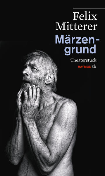 "ENDLICH FREI, ENDLICH FREI, ENDLICH GANZ FREI!" Elias ist noch keine 20 Jahre alt, als ihm alles zu viel wird. Das Leben in der modernen Zivilisation überfordert ihn und macht ihn krank. Als er es kaum mehr aushält, trifft er eine alles verändernde Entscheidung: er beschließt, sich auf eine einsame Almhütte im Märzengrund zurückzuziehen, in ein abgelegenes Tal in den Zillertaler Alpen. Losgelöst von allen Zwängen verbringt er die nächsten 40 Jahre seines Lebens fernab von der Zivilisation und im Einklang mit der Natur. Hoch oben in den Bergen, umgeben nur von Bäumen und Tieren, findet er seinen Frieden und sein Glück. Doch irgendwann kommt der Tag, an dem Elias seine Alm verlassen muss, um in die Welt zurückkehren, der er vor so vielen Jahren den Rücken gekehrt hat. DIE WAHRE GESCHICHTE EINES MANNES, DER SICH VON DER WELT LOSSAGTE Das neueste Stück von Österreichs beliebtestem Dramatiker ist dem Leben eines Mannes gewidmet, der sich in der immer moderner werdenden Welt nicht zurechtfinden konnte. Seinen Frieden fand er stattdessen in der Einsamkeit und in der Natur. Felix Mitterer gelingt mit „Märzengrund“ das Porträt von einem, der seinen eigenen Weg gegangen ist