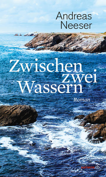 CAP SIZUN IN DER BRETAGNE: Seit vielen Jahren verbringt ein Mann seine Sommer hier, fasziniert von der wilden Romantik dieser ursprünglichen Landschaft, von den stillen Fischerdörfern mit ihren eigensinnigen Menschen. Doch diesmal ist alles anders: Zwölf Monate sind vergangen, seit das Meer ihm hier, in Feunteun Aod, seine Geliebte geraubt hat - eine Welle hat sie von den Granitfelsen ins Meer gezogen und nicht wieder freigegeben. DAS UNFASSBARE VERSTEHEN LERNEN Ein Jahr später besucht er den Ort ihres tragischen Todes noch EINMAL: AUF DER SUCHE NACH ANTWORTEN FÜR SEINE WUT, UND AUF DER SUCHE NACH MÖGLICHKEITEN, DEN VERLUST DER GROSSEN LIEBE ZU AKZEPTIEREN. Er sucht die Orte auf, an denen sie gewesen sind, erinnert sich an die gemeinsame Zeit und versucht, das Unfassbare zu verstehen. Wieder und wieder taucht er in die Vergangenheit ein und findet dadurch langsam zurück in die Gegenwart. Dabei ist er nicht allein. Sein Freund Max, der seit Jahren als Bildhauer auf der französischen Halbinsel lebt, steht ihm zur Seite, ist in seiner ehrlichen und widerspenstigen Art für ihn da. FEINSINNIG, BERÜHREND UND MITREISSEND In „Zwischen zwei Wassern“ erzählt Andreas Neeser VON DER LIEBE, VOM LEBEN UND VOM SCHICKSAL. Behutsam und in eindringlichen Bildern schildert er vor der großartigen Kulisse der bretonischen Küstenlandschaft eine Geschichte des Abschieds, die berührt, schmerzt - und gleichzeitig auch Hoffnung macht. ********************************************************************************************* "Andreas Neeser hat eine vorsichtige, fragile, doch kraftvolle Sprache, sie ist fein, sie ist bitter, sie ist leise, sie ist verletzlich. Und genau. Also schön. Ruhig, aber dann unerwartet auf einmal: ein schwarzes Loch, man kann nicht alles wissen. Aber es wird uns viel gesagt. Über Zufall und Schicksal, Leben und Tod, über Liebe und Liebe. Wortnähe und Herznähe: Das haben wir selten." Péter Esterházy "Präzise, behutsam und ohne jegliche Sentimentalität erzählt Andreas Neeser von Liebe, Abschied und dem Versuch, einen Neubeginn zu wagen." ORF les.art, Karoline Thaler "Großartig und lesenswert" Buchprofile, Ulrike Braeckevel "Andreas Neeser legt hier ein kleines Meisterwerk vor, das in seiner Stimmigkeit, mit seinem Aufbau und mit seiner gedanklichen Tiefe zweifellos zu den eindrücklichsten Büchern des Jahres zählt." Heinrich Boxler "Gefühle nicht nur in Worte packen, sondern auch zwischen die Zeilen zu stellen - das kann Andreas Neeser hervorragend." Buchkritik.at, Sabine Breit ****************************************************************** LESERSTIMMEN: >>Ein einprägsamer, langsamer, melodischer, stilvoller Roman über Tod, Trauer, Vermissen und Loslassen. > Ein sinnliches, aufregendes Buch - sehr zu empfehlen.