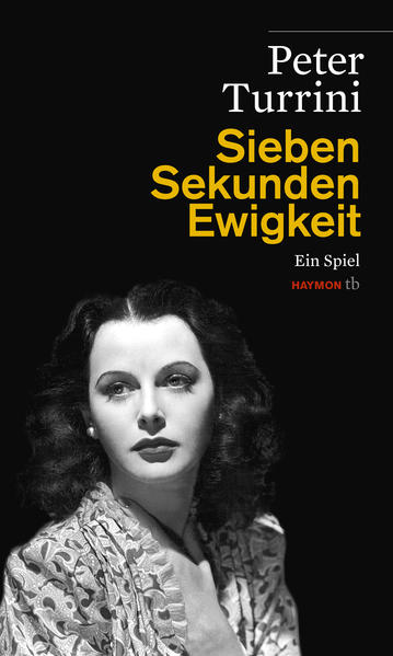 SIEBEN SEKUNDEN FILMGESCHICHTE - VON PETER TURRINI IN SZENE GESETZT PETER TURRINI, einer der bedeutendsten DRAMATIKER ÖSTERREICHS, widmet sich in seinem neuesten Stück "Sieben Sekunden Ewigkeit" der HOLLYWOODSCHÖNHEIT und gefeierten SCHAUSPIELERIN der 1930er Jahre HEDY LAMARR. Sie war als erste Frau auf der Kinoleinwand NACKT zu sehen und ging mit dieser Szene in die Filmgeschichte ein. Turrini spürt dem außergewöhnlichen und widersprüchlichen Wesen dieser sowohl schönen als auch klugen Frau nach. Und so steht HEDY LAMARR, gespielt von SANDRA CERVIK, zu Beginn des Stücks alt und verwahrlost, ein halbleeres Glas Whisky in der Hand, auf der Bühne und reflektiert in einem berührenden MONOLOG verschiedene STATIONEN IHRES LEBENS: wie es gewesen ist oder gewesen sein könnte. EIN LEBEN, WIE IM FILM ODER WIE ES GEWESEN SEIN KÖNNTE Die aus einer OSTJÜDISCHEN FAMILIE stammende EVA HEDWIG KIESLER wurde 1914 in Wien geboren. Sie kam aus gutem Hause und wurde schon früh von den Eltern in die WELT DER KUNST UND KULTUR eingeführt, bereits als Kind äußerte sie den Wunsch, später zur Bühne und zum Film zu gehen. Tatsächlich begann sie Jahre später eine Ausbildung an der Max Reinhardt Schauspielschule in Berlin, wo sie mit ihrer SCHÖNHEIT schnell auffiel und mit ihrer SELBSTBEWUSSTEN ART Eindruck machte. Nach einigen kleineren THEATER- UND FILMROLLEN wurde sie 1933 durch die Rolle im Film "EKSTASE" weltbekannt. Sie war die ERSTE FRAU, DIE IM KINO NACKT zu sehen war - ganze sieben Sekunden lang. Mit dieser freizügigen Szene ging sie in die Filmgeschichte ein, doch wurde ihr Bild als Schauspielerin auch ein Leben lang darauf reduziert. "DIE ARCHÄOLOGIE DES UNVEREINBAREN" - EINE AUSSERGEWÖHNLICHE FRAU Hedy Lamarr wurde aber nicht nur als "SCHÖNSTE FRAU DER WELT", sondern auch als "KLÜGSTE SCHAUSPIELERIN HOLLYWOODS" gefeiert, denn sie galt als TECHNISCHES GENIE: Nach ihrer Filmkarriere war sie als Erfinderin tätig und entwickelte das in der Mobilfunktechnik bis heute wichtige FREQUENZSPRUNGVERFAHREN mit. Peter Turrini lässt die HOLLYWOODIKONE auf der Bühne schildern, wie die SIEBENSEKÜNDIGE NACKTSZENE ihr gesamtes Leben beeinflusste. "Das Privileg, ein Schwein zu sein, muß den Männern entrissen werden und gerecht zwischen Männern und Frauen aufgeteilt werden."