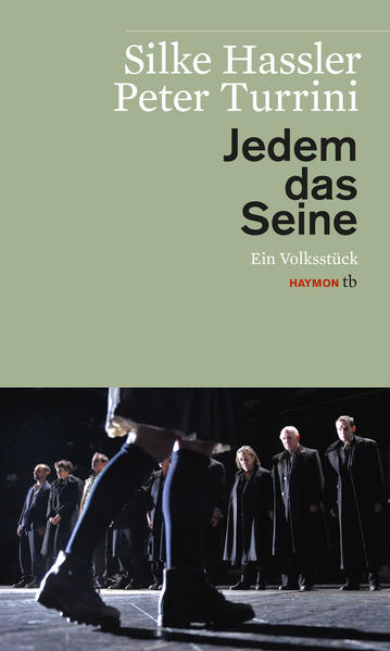 DER VERSUCH, MIT KUNST ZU ÜBERLEBEN APRIL 1945: Der Krieg ist fast vorbei, in WIEN JUBELN DIE MENSCHEN bereits der ausgerufenen PROVISORISCHE REGIERUNG zu, auf der Ringstraße wird getanzt und gefeiert. Zur selben Zeit wird in der österreichischen Provinz eine Gruppe von 20 jüdischen Häftlingen in das Lager MAUTHAUSEN getrieben. Auf ihrem QUALVOLLEN FUSSMARSCH werden Sie in einen Stadel gesperrt, die SS-Wachmänner sind längst verschwunden, es gibt KEIN ENTKOMMEN. Sie wissen weder wann noch wie oder ob es überhaupt weitergehen wird. Alle sind am ENDE IHRER KRÄFTE und ihrer HOFFNUNGEN angelangt, Hunger und Kälte setzen ihnen immer mehr zu. In dieser ausweglosen Situation beschließt einer der Häftlinge, ein Operettensänger aus Budapest, gemeinsam mit seinen Leidensgenossen das Stück "Wiener Blut" einzustudieren. Ohne Kostüme, ohne Musikinstrumente, aber voller Enthusiasmus beginnen sie mit den Proben … EIN VERDRÄNGTES KAPITEL ÖSTERREICHISCHER GESCHICHTE In den letzten Kriegswochen im FRÜHJAHR 1945 wurden TAUSENDE UNGARISCHE JUDEN nach Mauthausen deportiert. Auf langen FUSSMÄRSCHEN durch Österreich mussten sie unbeschreibliche Qualen erleiden. Ein AKT DER GRAUSAMKEIT, der lange Zeit nicht aufgearbeitet, sondern einfach verdrängt wurde. Im THEATERSTÜCK JEDEM DAS SEINE" setzen SILKE HASSLER und PETER TURRINI den Opfern der Todesmärsche während des Zweiten Weltkriegs ein berührendes LITERARISCHES DENKMAL. Behutsam verbinden sie die Tragik der historischen Fakten mit Komik und Sprachwitz. Gemeinsam mit ihren Figuren lassen sie die Leser in die Welt der Literatur und Musik eintauchen und die grausame Realität, die außerhalb der Scheune wütet, für einige Momente vergessen. "Die Welt da draußen will uns töten. Deshalb müssen wir so tun, als wären wir in einer anderen."