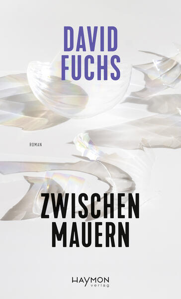 Sechs Nächte, vier Wände, zwei Unbekannte, eine Frage: Muss man einem Menschen die Hand halten, wenn sich alles dem Ende zuneigt - einem Menschen, der es nicht verdient? Die junge Bankangestellte Meta ist auf der Suche nach Sinn. Durch ihre ehrenamtliche Arbeit verschlägt es sie in ein Pflegeheim, das seine besten Tage hinter sich hat. Als Sitzwache soll sie dort ihre Nächte neben dem Patienten Herrn T. verbringen. Denn: Herr T. schreit, sobald es dunkel wird. Er schreit, wenn er allein ist. Meta ist bereit, sich Herrn T. zuzuwenden. Jede Nacht Wache zu halten, auch wenn sie nicht weiß, was hinter den Schreien steckt. Der Wohnbereich 1 ist geprägt von eigentümlichen Charakteren: Doktor Pomp, der stets auf der Suche nach seinem verschollenen Stethoskop ist, Frau Else - eine Patientin - deren wundersame Erdbeerenaffinität Meta zu denken gibt, und Moses, der Pfleger, der nicht zugeben kann, wie sehr er an dem allen hier hängt. Moses ist Metas Zufluchtsort, wenn es im Zimmer Nummer 9 zu laut wird. David Fuchs schreibt über die Komplexität der Fürsorge, bis dahin, wo Aufgabe zur Selbstaufgabe wird Ein paar Nächte vergehen, bis Moses Meta mehr über Herrn T. verrät. Mehr, als sie jemals über den Mann, neben dem sie Nacht für Nacht ausharrt, wissen wollte. Und plötzlich verschwindet die Selbstverständlichkeit, mit der sich Meta um ihn kümmert. Plötzlich ist es nicht mehr so leicht, an seiner Seite im Stuhl zu sitzen. Sich zu wünschen, dass er nicht leidet. Den gemeinsam verbrachten Mitternächten wird die Ruhe genommen und Meta kann die Geister, die spuken, am ganzen Körper spüren. Moses und Frau Else stehen ihr zur Seite, geben ihr Ratschläge, wie sie mit der neuen Situation umgehen kann. Doch die Mauern des Heims, die Mauern des Zimmers, werden immer enger … Über Entscheidungen, die wir uns selbst aufbürden Meta steht vor einer Wahl, die gegen alles geht, was sie bisher über sich selbst vermutet hat: Soll sie im Heim bleiben und helfen oder gehen und nicht mehr zurückkommen? Wie viel von sich selbst kann sie aufbringen, um einem anderen Menschen in seinen letzten Tagen beizustehen? Doch nicht nur Meta strauchelt, auch der Rest der Besatzung muss sich fragen: Braucht es Mitleid und Achtung für Pflege? Verdienen alle Menschen dieselbe Fürsorge, egal, was sie in ihrem Leben gemacht haben? Zwischen den bröckelnden Fassaden des kurz vor der Schließung stehenden Heims ist da immer noch: Hoffnung. Und Menschen, die bleiben.