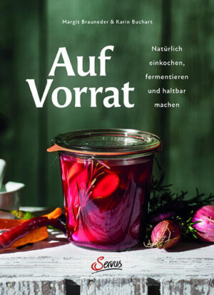 Gesunder Genuss aus der Speisekammer: Rezepte und Anleitungen für das Haltbarmachen von Obst, Gemüse und Kräutern Selbstgemachte Suppenwürze, Ribisel-Gelee, eingelegte Gurken oder Rezepte für Kimchi, Kombucha und Chutneys: Das natürliche und kreative Haltbarmachen von saisonalen Lebensmitteln liegt im Trend. Dazu gehört auch eine nachhaltige Vorratshaltung. Die Autorinnen sind Expertinnen für das Konservieren von Obst, Gemüse und Kräutern. In diesem Ratgeber und Kochbuch zeigen sie, wie man mit bewährten Techniken und abwechslungsreichen Rezepten Lebensmittel einsalzt und einweckt, Gemüse einkocht und Obst haltbar macht. - Essen haltbar machen ohne Kühlung: Basiswissen zur Vorratshaltung von Lebensmitteln - Traditionelle und kreative Rezepte zum Fermentieren und Einlegen von Gemüse, Obst und Co. - Gesund und gut für die Verdauung: Infos zur positiven Wirkung auf Immunsystem und Darmgesundheit - Anleitungen zum Fermentieren, Einkochen und Konservieren mit Zucker, Essig und Salz - Einkochen für Anfänger: Buch mit Grundlagen und wertvollen Tipps & Tricks Superfood aus Omas Zeiten: Der Booster für Gesundheit, Klima und Vorratsschrank Sie möchten Gemüse aus dem eigenen Garten fermentieren? Oder sind Sie auf der Suche nach Rezepten für einen fruchtigen Sirup aus heimischen Früchten? Dieses Buch enthält alles Wissenswerte über bewährte Methoden zur Konservierung von Lebensmitteln. Es ist eine Fundgrube für klassische und erfrischend neue Rezepte zum Fermentieren, Einwecken, Einlegen, Einsalzen und Trocknen. Zum Selbergenießen oder zum Verschenken: Holen Sie sich den Geschmack des Sommers Glas für Glas in den Vorratsschrank!