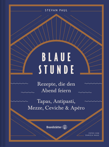 Zur blauen Stunde, wenn der Tag in den Abend übergeht und Luft holt für eine lange Nacht, erleben wir einen magischen Moment: endlich Feierabend, Zeit für Drinks und kleine Köstlichkeiten! Überall auf der Welt treffen sich Menschen an Tresen, Theke und Bar. Barfood-Kultur gehört in vielen Ländern zum kulinarischen Erbe, und neue Food-Trends erobern oft vom Tresen aus die Welt. Wir folgen dem Sonnenuntergang einmal rund um die Erde - von Samoa, wo die Sonne zuerst untergeht, über Australien, Japan, Indien, Europa, Marokko, Brasilien bis in die USA und nach Mexiko - und erleben die Blaue Stunde mit italienischen Cicchetti, spanischen Tapas, griechischen Mezze, mit Tacos, Tortillas und Ceviche. Ein lässiges Vergnügen, serviert mit viel Musik, unkompliziert, einfach und wohltuend. Ein Fernweh-Kochbuch voller bunter Geschichten, für Freunde und Gäste, für Partys und Feste. Elegant und entspannt!