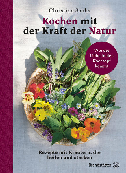 Gut essen und sich dabei Gutes tun - unter diesem Motto hat Christine Saahs, Doyenne am Wachauer Nikolaihof, dem ältesten Weingut Österreichs mit fast 2.000-jähriger Geschichte, mit viel Wissen und Liebe Rezepte zusammengetragen, die Körper und Geist beflügeln. Heilpflanzen, die in Wald, Wiese und sogar im Blumentopf am Fenster wachsen, wandern ebenso in den Kochtopf wie frisches regionales Obst und Gemüse und - in Maßen - das eine oder andere Stück Fleisch. Auch die Schönheit kommt nicht zu kurz: Einfach herzustellende Salben und Öle, die in altbewährter Rezeptur nach Demeter-Richtlinien am Nikolaihof hergestellt werden, schmeicheln Haut und Haar. Wie wir ein gesundes Leben erhalten oder wiedererlangen, unsere Lebensmittel effektiv eingesetzt werden können und wie wir unseren Boden für eine gesunde und lebenswerte Zukunft schützen - all das vereint Christine Saahs in ihrem alltagstauglichen und genussreichen Kochbuch für Körper, Geist und Seele!