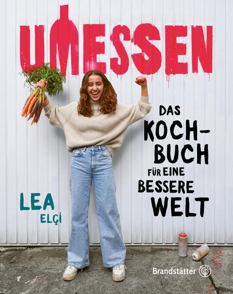 Lea, Schülerin aus Hamburg, Friday-for-Future-Aktivistin, Kochbuchautorin und Vorbild für alle, die gegen die Klimakrise kämpfen. Lea zeigt uns, wie sie mit Idealismus, Engagement, Tatkraft und Mut aus einem Schulprojekt ihr eigenes Projekt gemacht hat. Als überzeugte Vegetarierin hat sie einfach die schlagenden Argumente auf ihrer Seite. Der Weg zu weniger Treibhausgasen, Wasserverbrauch, Tierleid und die Erhaltung der Regenwälder führt auch über unsere Teller. Womit uns Lea überzeugt, ist ihre ansteckende Begeisterung für gutes, unkompliziertes und dabei klimaschonendes Essen. Dass sie dabei Kochbuchstar Tim Mälzer als Verbündeten gewinnen konnte und uns MutmacherInnen aus den Bereichen Landwirtschaft, Lebensmittelproduktion und Mode vorstellt, macht ihr Projekt zu einem echten Herzensprojekt.