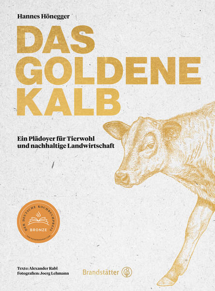 „Esst weniger Fleisch!“ Die Aufforderung stammt nicht von einem Verfechter vegetarischer Küche, sondern vom Lungauer Metzger und Biobauern Hannes Hönegger. Seine Geschichte liest sich spannend. Schon im Alter von zwanzig arbeitete er im Umkreis des EU-Parlaments, dann zog es ihn ins Nachtleben von Berlin, auf einmal saß Hönegger statt in den tollsten Bars Berlins in einer Gefängniszelle. Eine Katharsis, nach der er sein Leben neu ausrichtete und sich nun als Lieferant von Kalb- und Rindfleisch bei einigen der besten Köche Österreichs und Deutschlands einen sehr guten Ruf erworben hat – darunter Ludwig Maurer oder Konstantin Filippou. Sie steuern dem Buch Rezepte und Geschichten bei. Dieses Buch ist ein Statement und ein Plädoyer für nachhaltige und intelligente Landwirtschaft. Mit Texten von Alexander Rabl und Fotografien von Joerg Lehmann.